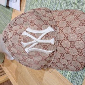 Baseball cap with N.Y Yankees